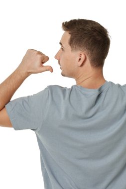 Mutlu adam beyaz stüdyo geçmişine bakıyor.