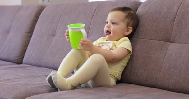 Malé Dítě Lahví Vody Sledování Televize Sedí Trenéra Doma — Stock video
