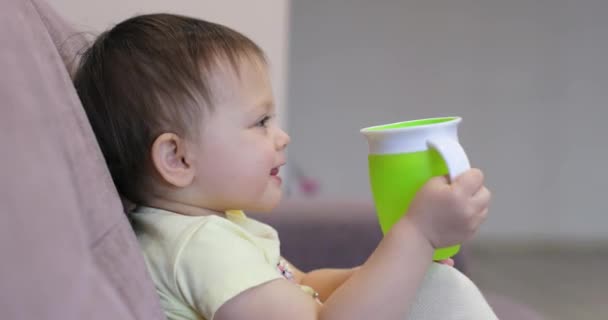 Kleines Kind Mit Wasserflasche Vor Dem Fernseher Bus Hause — Stockvideo