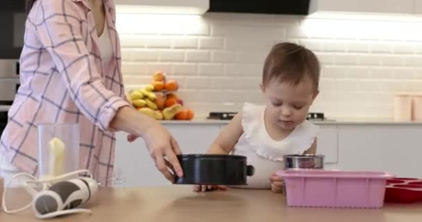 Mutter Und Kleines Mädchen Bereiten Den Teig Der Küche Vor — Stockvideo