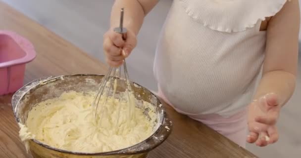 Menina Criança Usando Misturador Mão Para Preparar Massa Cozinha Close — Vídeo de Stock