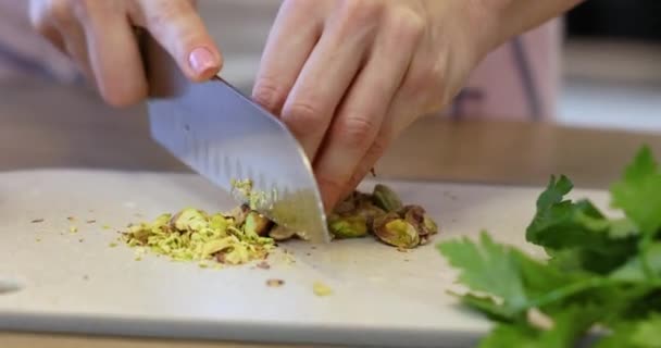 Frauenhände Schneiden Pistazien Mit Einem Großen Küchenmesser Auf Schneidebrett — Stockvideo