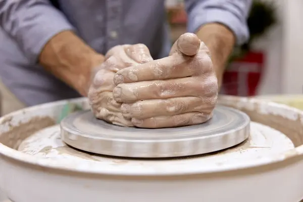 Mãos Masculinas Fazendo Copo Cerâmica Roda Cerâmica Close — Fotografia de Stock