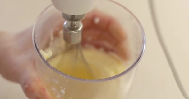 Женщины Руки Помощью Электрического Миксера Приготовления Сладкого Десерта — стоковое видео