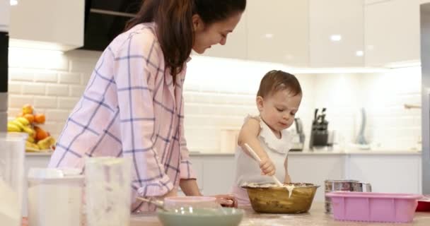 Mama Dziewczynka Mieszają Ciasto Babeczki Kuchni Pieką Ciasteczka Szczęśliwy Czas — Wideo stockowe