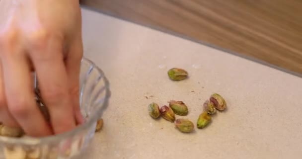Mãos Femininas Rachando Casca Pistache Para Preparar Salada Cozinha — Vídeo de Stock