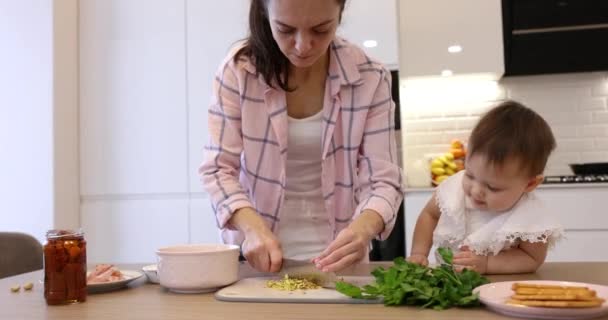 Mulher Pistache Corte Placa Corte Com Uma Grande Faca Cozinha — Vídeo de Stock