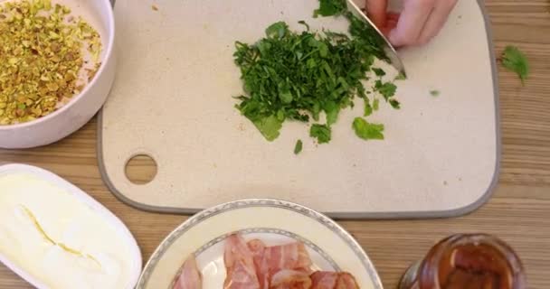 Žena Řezání Zelené Petržele Řezací Desce Velkým Kuchyňským Nožem Pohled — Stock video