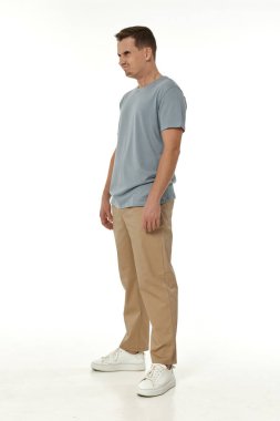 Beyaz stüdyo arka planında bağıran sinirli adam.