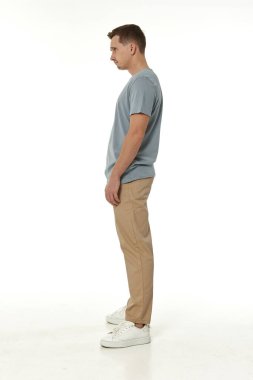 Beyaz arka planda hayal kırıklığına uğramış genç bir adam. Üzüntü