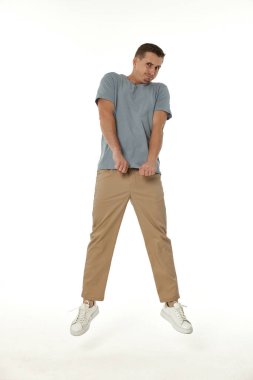 Beyaz arka planda hayal kırıklığına uğramış genç bir adam. Üzüntü