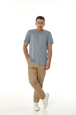 Beyaz arka planda hayal kırıklığına uğramış genç bir adam. Üzüntü