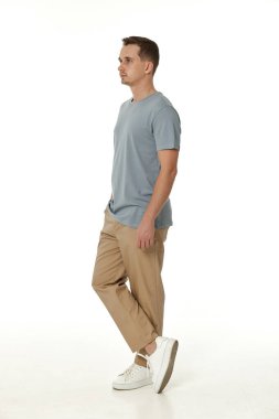 Beyaz arka planda yakışıklı, genç sakin bir adam.