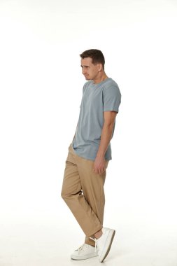 Beyaz arka planda hayal kırıklığına uğramış genç bir adam. Üzüntü