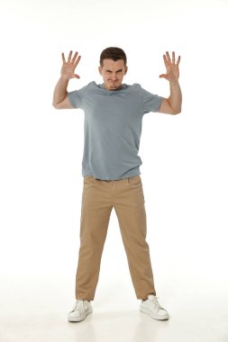 Beyaz arka planda hayal kırıklığına uğramış genç bir adam. Üzüntü