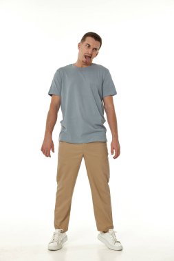 Genç adam beyaz arka planda tiksinti hisseder..