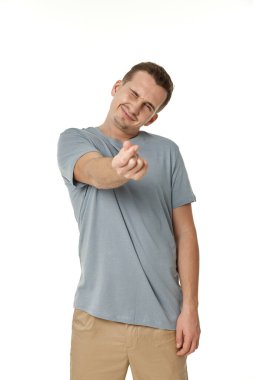 Ellerle kalp sembolü yapan genç bir adam.