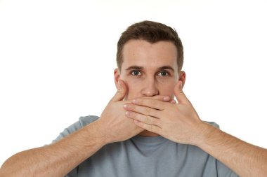 Beyaz arka planda elleri olan bir adam ağzını kapatıyor.