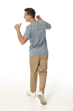 Mutlu adam beyaz stüdyo geçmişine bakıyor.