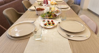 Oturma odasındaki şenlikli akşam yemeği için masa servis edildi.