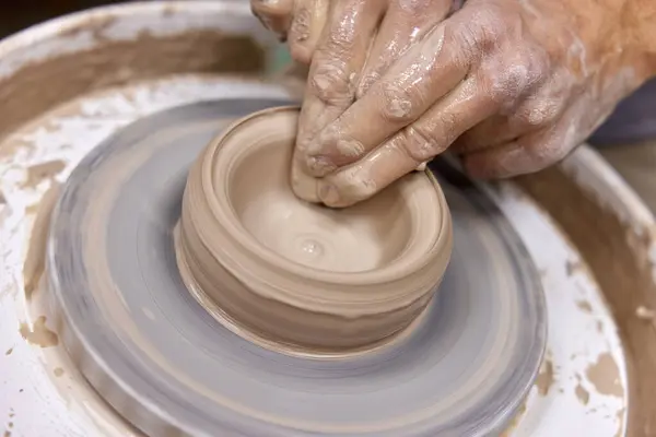 男性手在陶瓷轮上创造杯子 — 图库照片