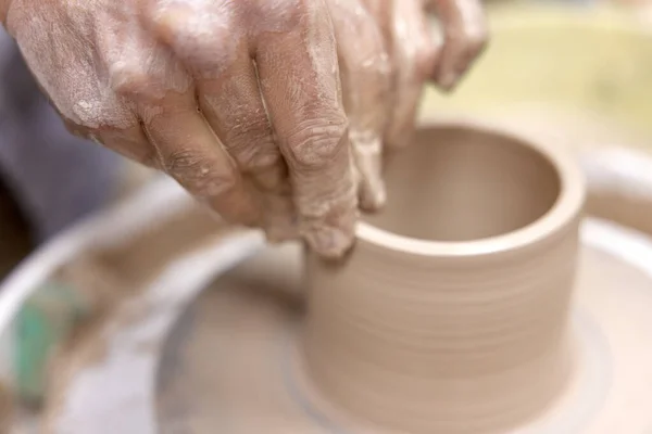 Männliche Hände Die Keramiktasse Auf Töpferscheibe Herstellen Großaufnahme — Stockfoto