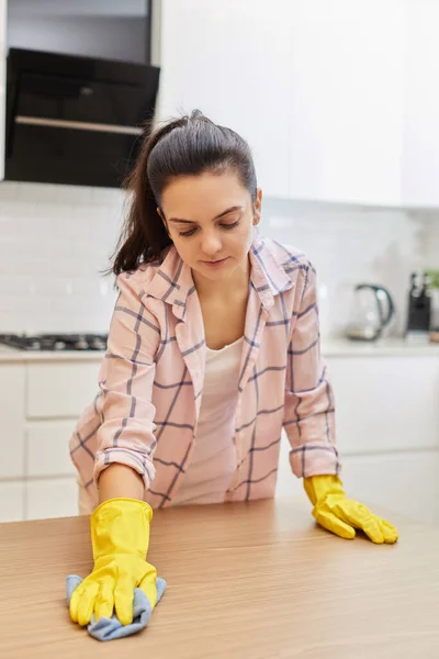 Mujer Joven Limpiando Mesa Madera Con Paño Microfibra Tareas Casa —  Fotos de Stock