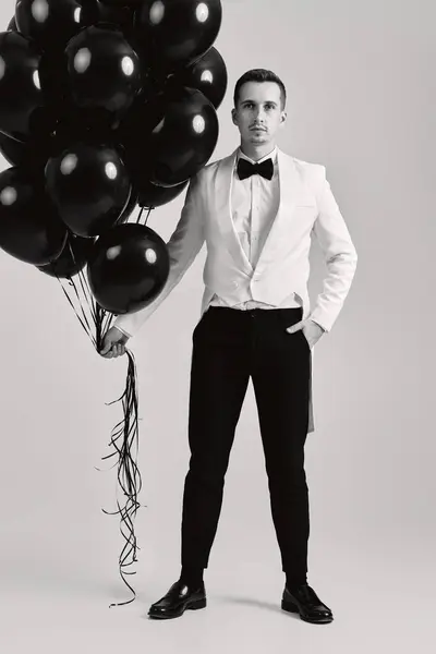 Κομψό Καυκάσιος Άνδρας Λευκό Κοστούμι Σμόκιν Μπαλόνια Μαύρο Αέρα Λευκό — Φωτογραφία Αρχείου