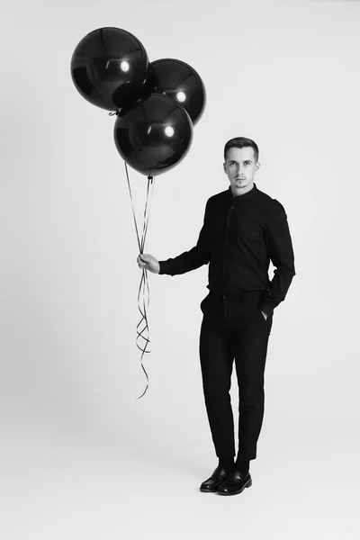 Κομψό Καυκάσιος Άνθρωπος Δέσμη Των Μπαλόνια Μαύρο Αέρα Λευκό Φόντο — Φωτογραφία Αρχείου