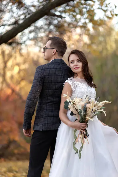 Vacker Sensuell Brud Vit Bröllopsklänning Och Brudgum Stående Utomhus Naturlig — Stockfoto