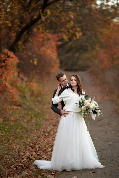 Счастливая Невеста Белом Свадебном Платье Жених Стоит Открытом Воздухе Естественном — стоковое фото