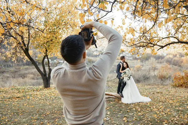 Professionele Mannelijke Huwelijksfotograaf Maakt Foto Van Bruid Bruidegom Natuur — Stockfoto