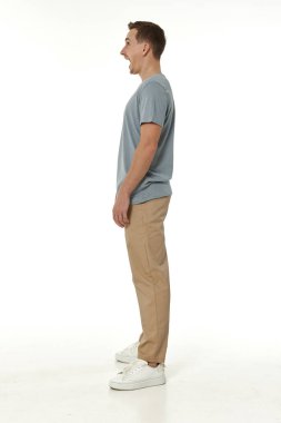 Beyaz stüdyo arka planında kameraya bakan şaşırmış bir adam.