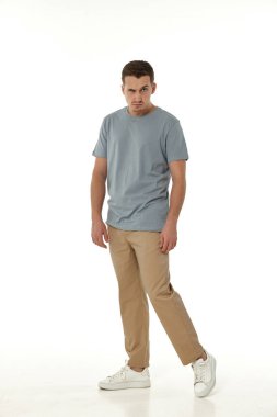 Beyaz arka planda hayal kırıklığına uğramış genç bir adam. Üzüntü