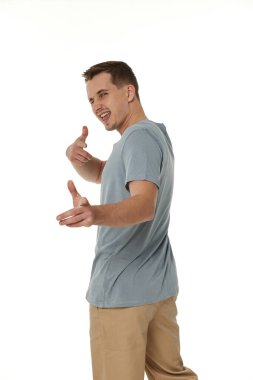 Mutlu adam beyaz stüdyo arka planında seni işaret ediyor.