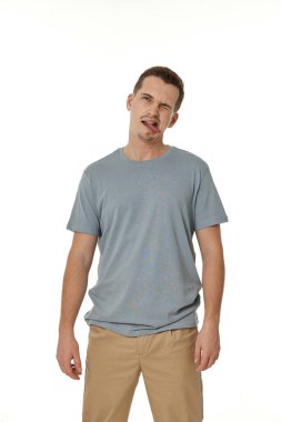 Genç adam beyaz arka planda tiksinti hisseder..