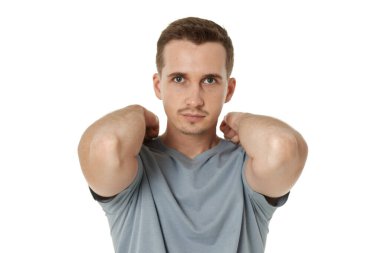 Kafasının arkasında iki kolu olan genç adam.