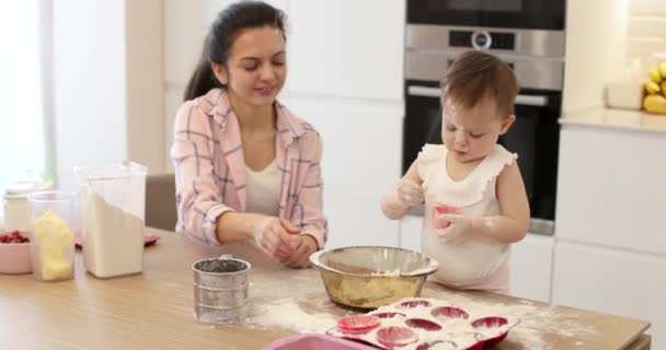 Das Kleine Mädchen Spielt Der Küche Mit Mehl Kinderkochen — Stockvideo