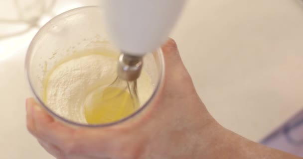 Жіночі Руки Використовують Електричний Мікшер Приготування Солодкого Десерту — стокове відео