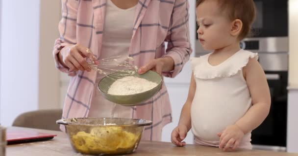 Мать Маленькая Девочка Готовят Тесто Кухне Пекут Печенье Счастливого Времени — стоковое видео