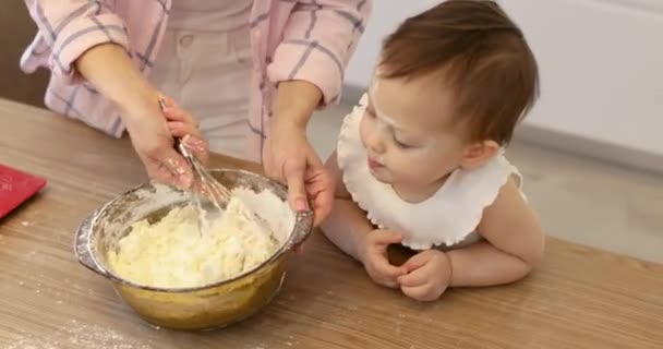 Matka Dziewczynka Przygotowują Ciasto Kuchni Piec Ciasteczka Szczęśliwy Czas Razem — Wideo stockowe