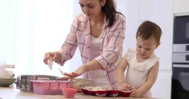 Gelukkig Mam Weinig Kind Dochter Het Bereiden Van Rauwe Cupcakes — Stockvideo
