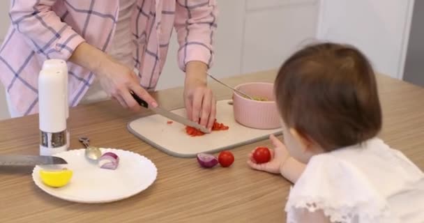Женщина Режет Свежие Красные Помидоры Доске Кухонным Ножом Маленькая Дочь — стоковое видео