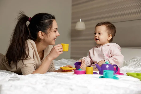 Mutter Und Kleine Tochter Spielen Teeparty Und Verbringen Zeit Miteinander — Stockfoto