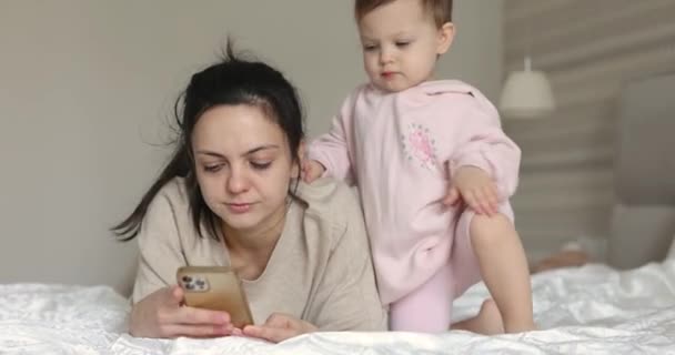 Madre Caucasica Bambino Giocare Online Smartphone Camera Letto Casa — Video Stock