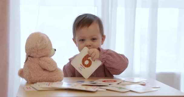 Petite Fille Enfant Jouer Développer Jeu Avec Des Numéros Cartes — Video