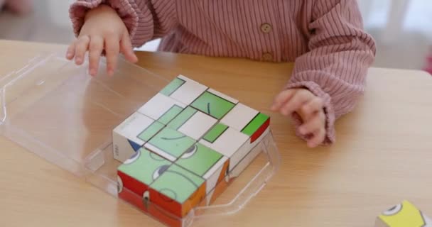 Feliz Lindo Niño Niña Jugando Con Cubos Mesa Habitación — Vídeos de Stock