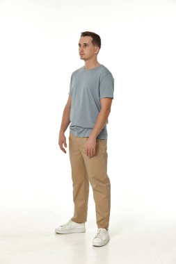 Beyaz arka planda yakışıklı, genç sakin bir adam.