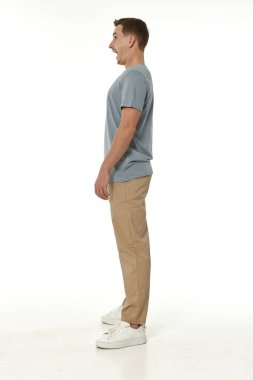 Beyaz stüdyo arka planında bağıran sinirli adam.