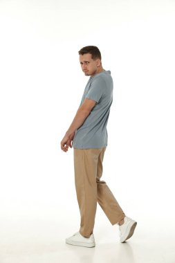 Beyaz arka planda hayal kırıklığına uğramış genç bir adam. Üzüntü